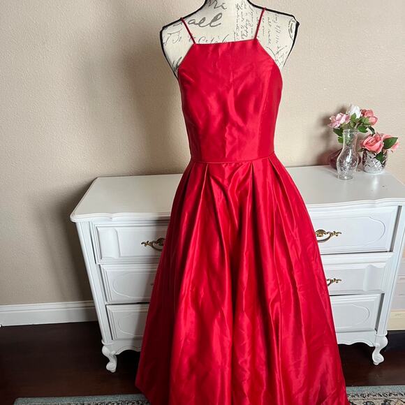 Red ball gown - Picture 2 of 7